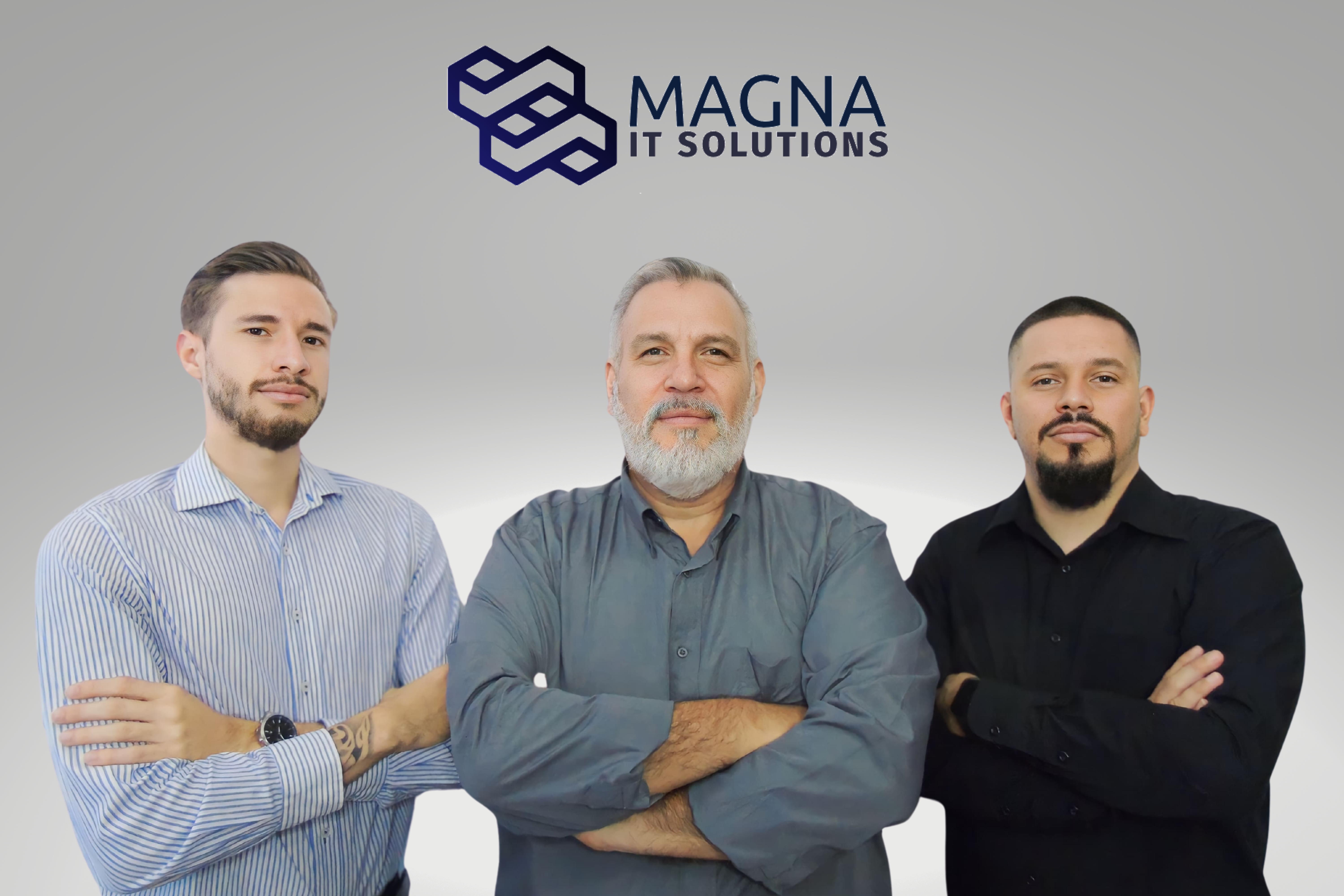 Tres representantes de Magna IT Solutions, empresa de tecnología, especializados en programación, desarrollo de software y soporte técnico en computadoras.
